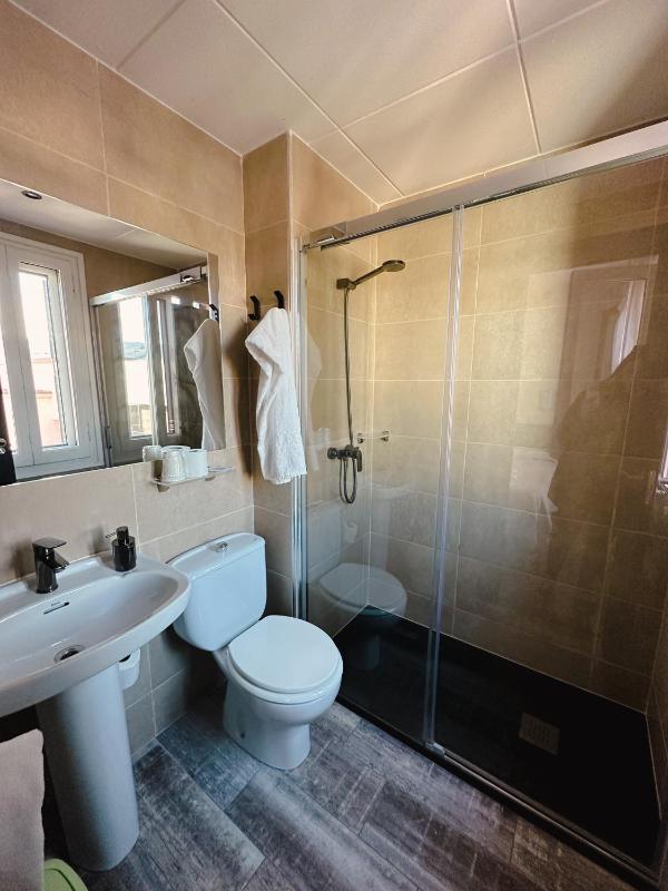 Standard King Room image 4