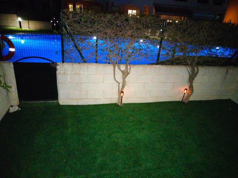 Bajo con jardín a pie de playa y piscina comunitaria con jacuzzi - image 9