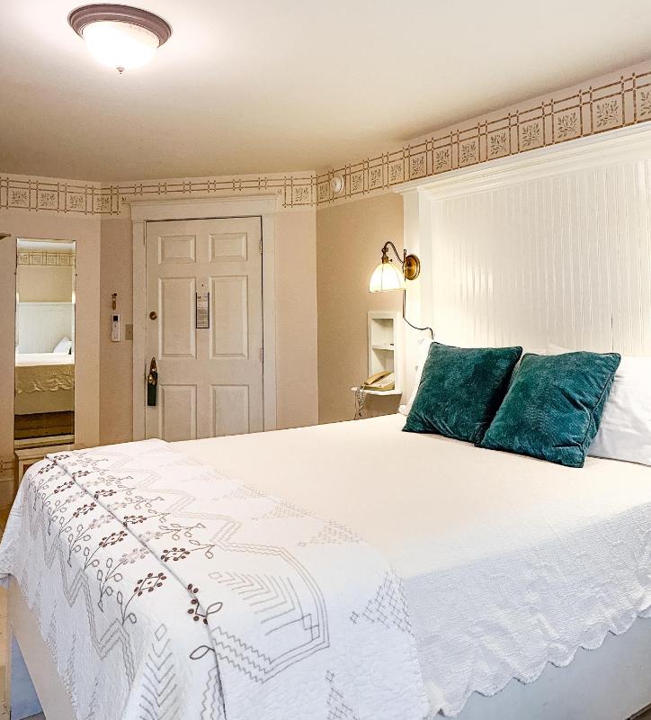 Superior Triple Room image 4