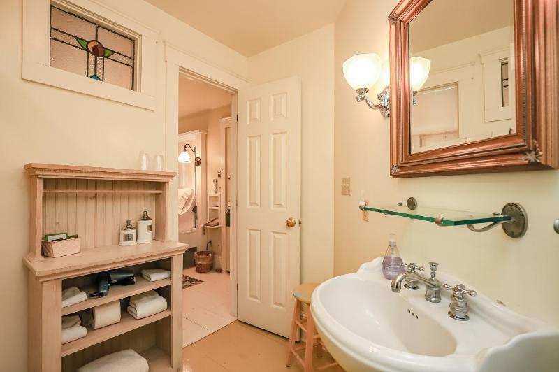 Standard Double Room image 3
