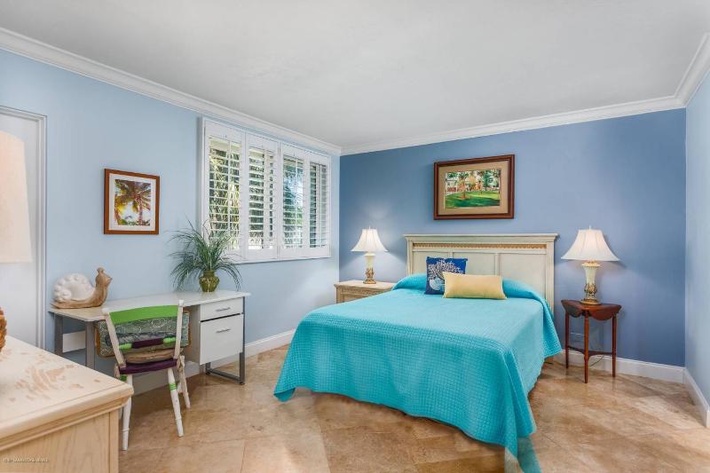 Kingston Arms 2nd Fl Walk to Beach & St. Armands Circle - image 6