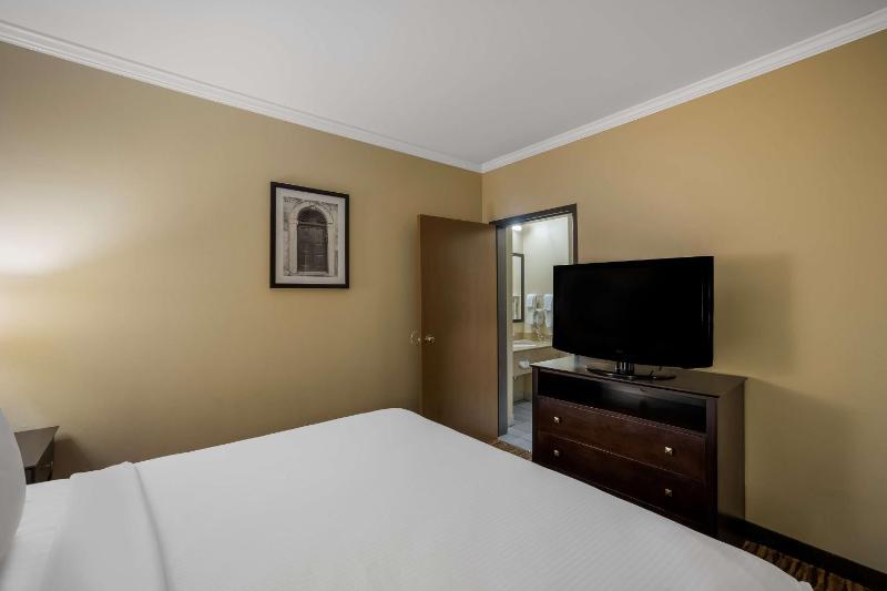 King Suite with Sofa - Non-Smoking image 1