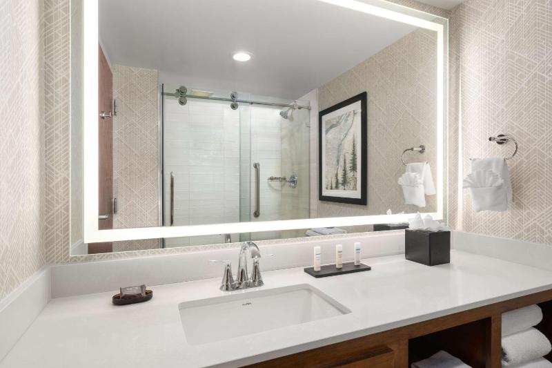 King Suite - Non-Smoking image 3