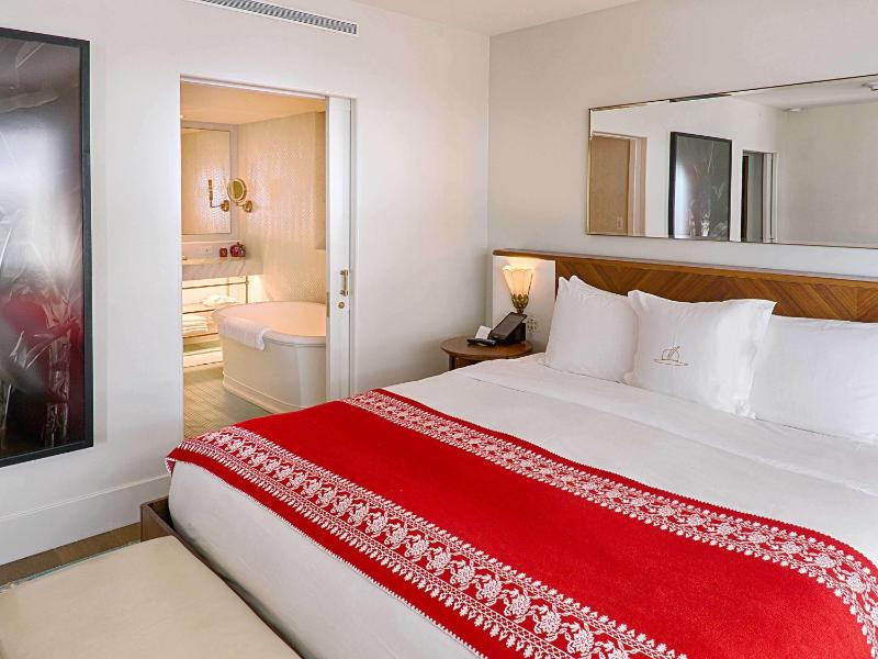 Junior King Suite with Ocean View image 4