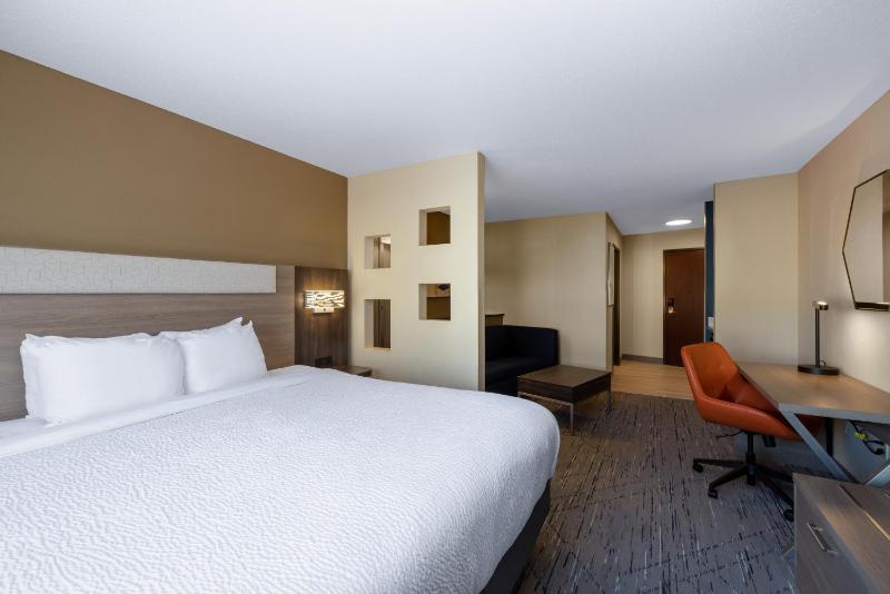 King Suite with Tub - Mobility Accessible image 1