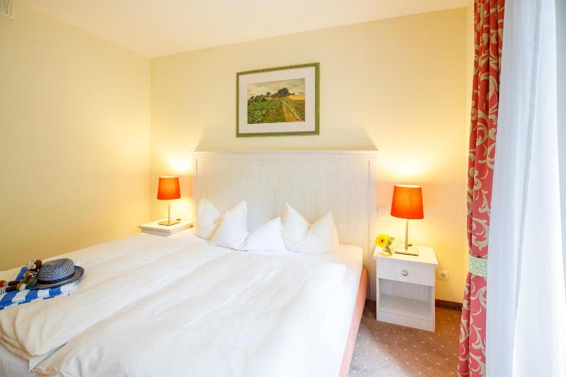 Double Room - Lake Side image 3