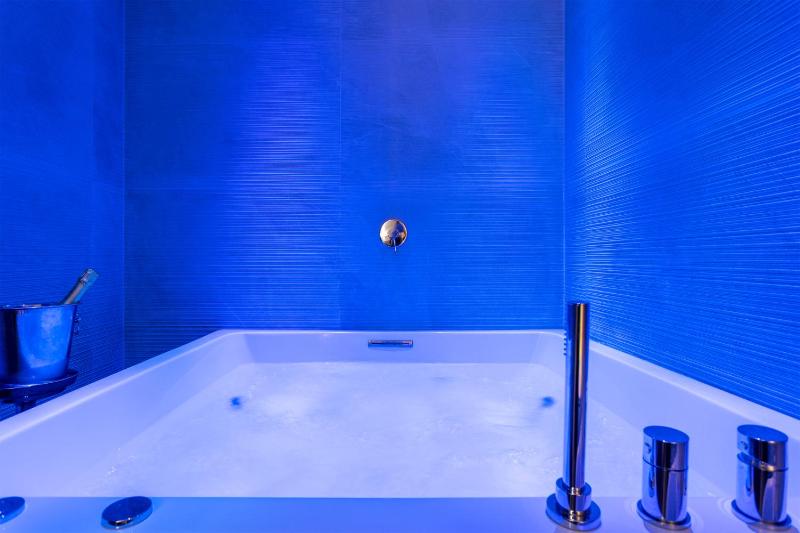 Suite with Hot Tub image 4