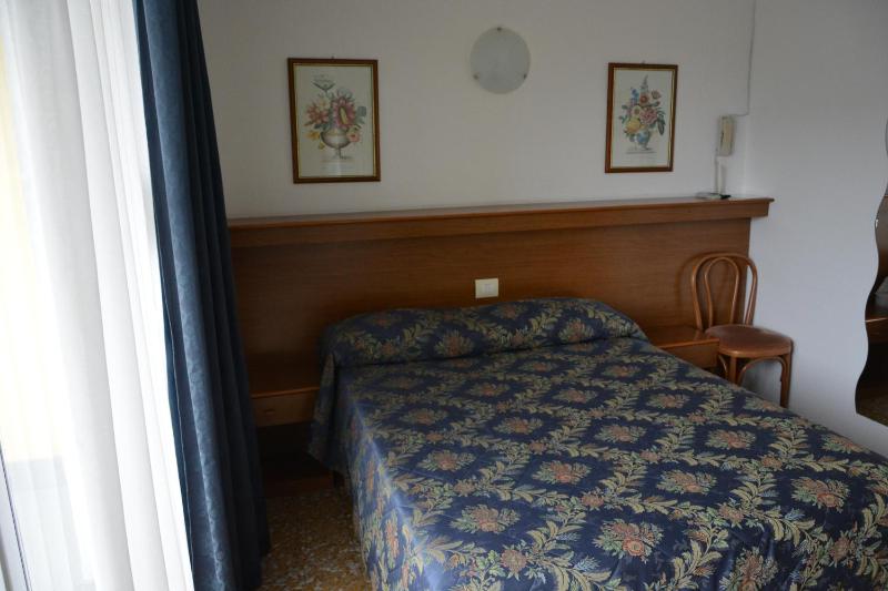 Economy Double Room with French Bed image 1