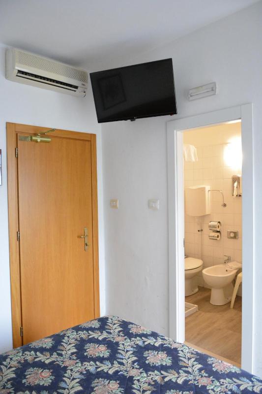 Economy Double Room with French Bed image 2