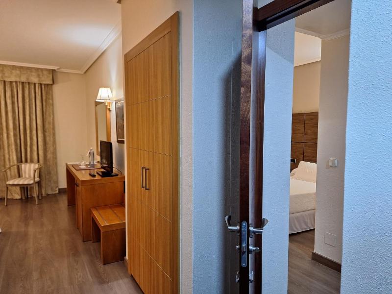 Two Connecting Twin Rooms image 4