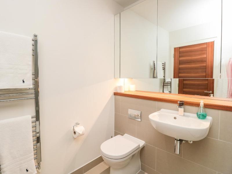 Apartment 20 Summer Place - image 15