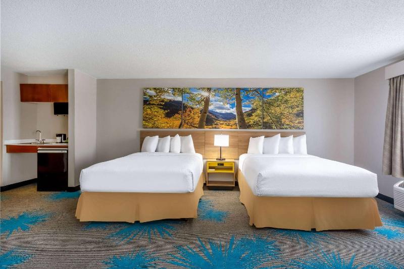 Queen Room with Two Queen Beds - Non-Smoking image 3