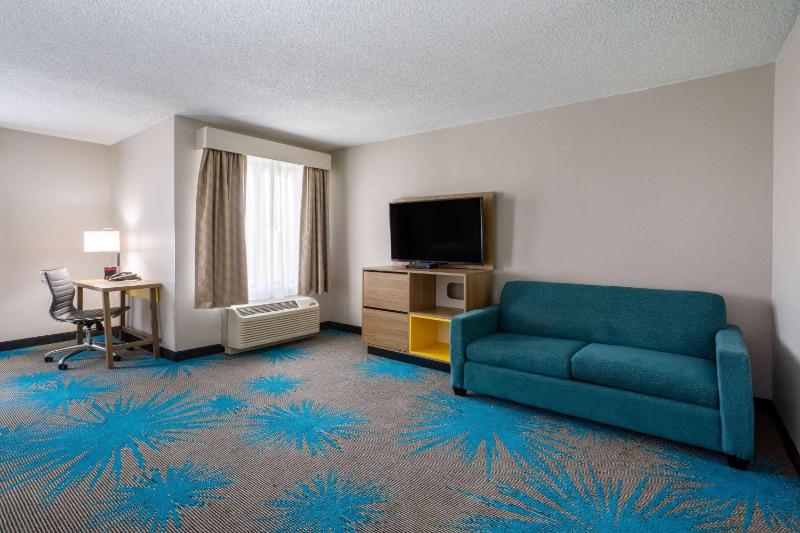 Studio Suite with 2 Queen Beds,  Non-Smoking image 4