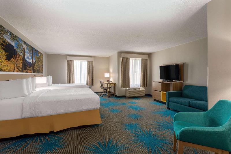 Studio Suite with 2 Queen Beds,  Non-Smoking image 2