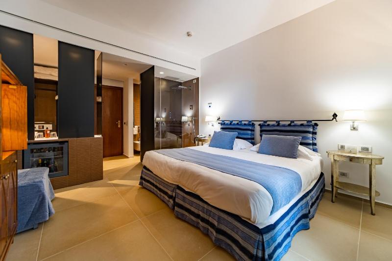 Deluxe Double Room with Partial Sea View image 3