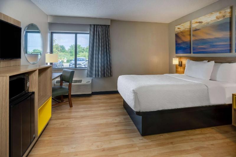 Double Room with Mobility Access and Roll-In Shower, Non-Smoking image 4
