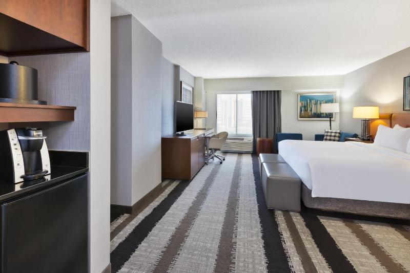 Premium King Room image 4