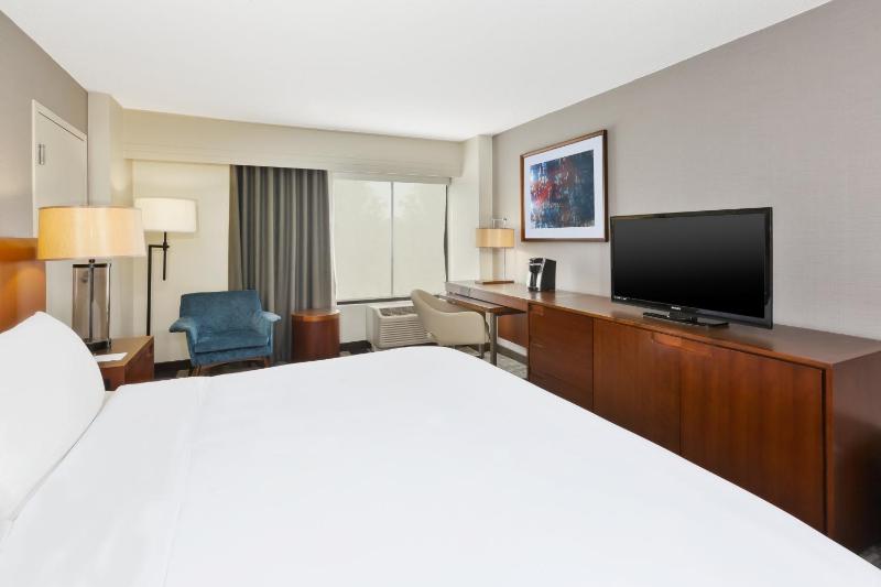 Standard King Room image 4