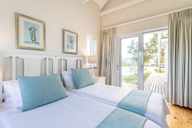Peaceful Parkland Home on Thesen Islands - image 16