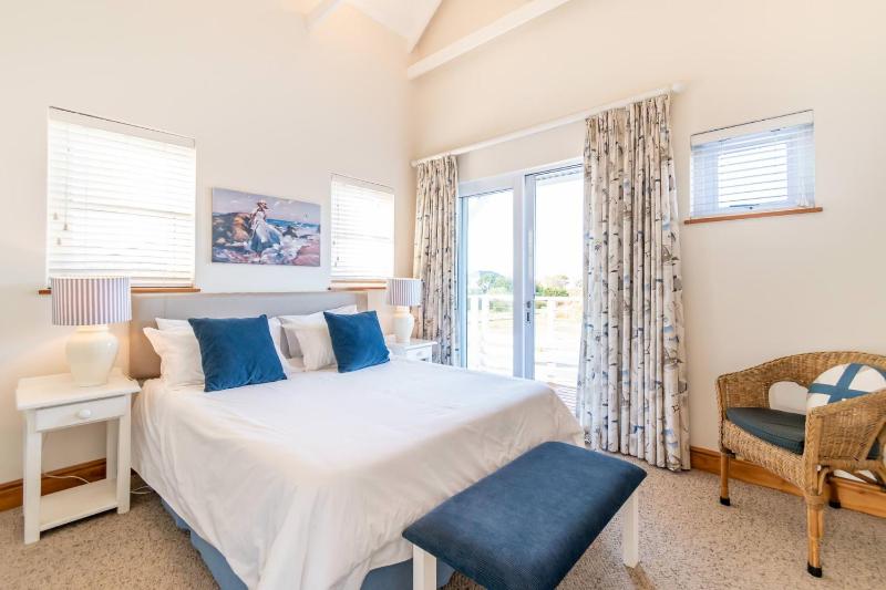 Peaceful Parkland Home on Thesen Islands - image 7