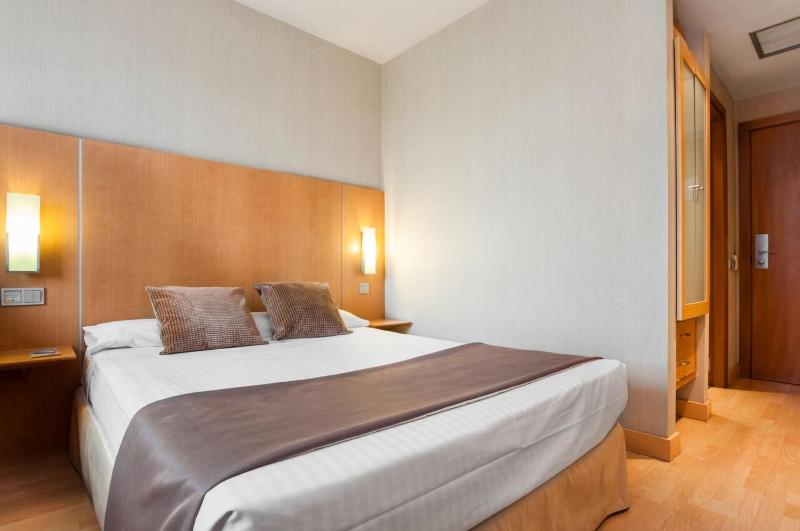 Double or Twin Room with Parking and WiFi Included image 3