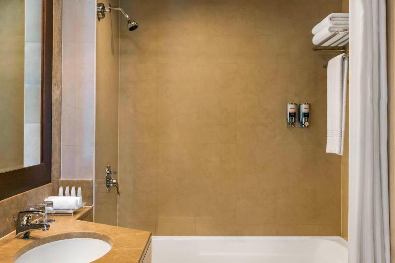Classic King Room with Balcony - Complimentary shuttle service to Dubai Mall and Kite Beach image 4