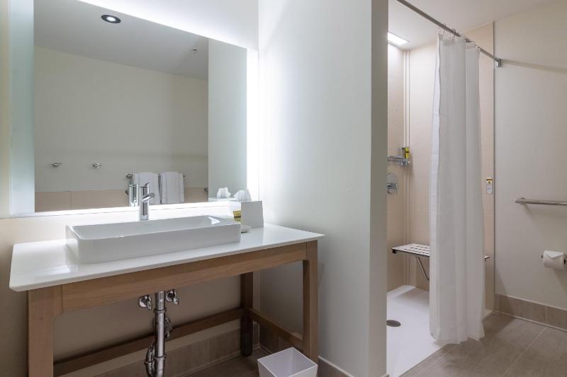 Queen Studio with Sofa Bed and Adapted Tub - Mobility Accessible image 2