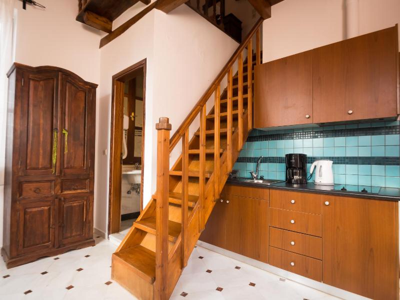 One-Bedroom Apartment - Split Level image 3