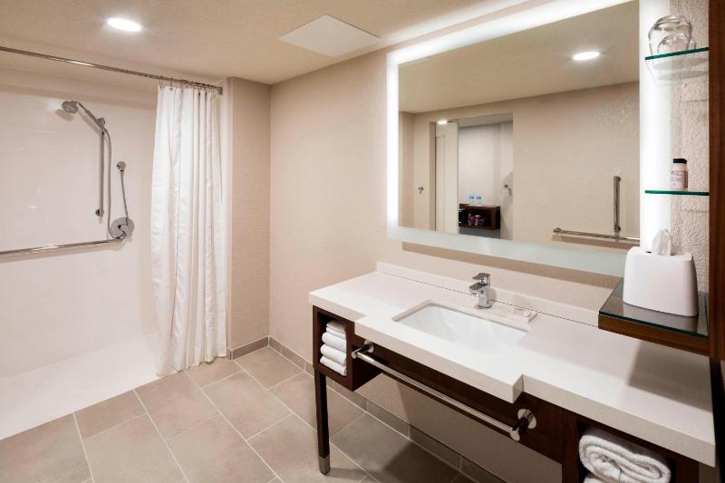 King Guest Room image 4