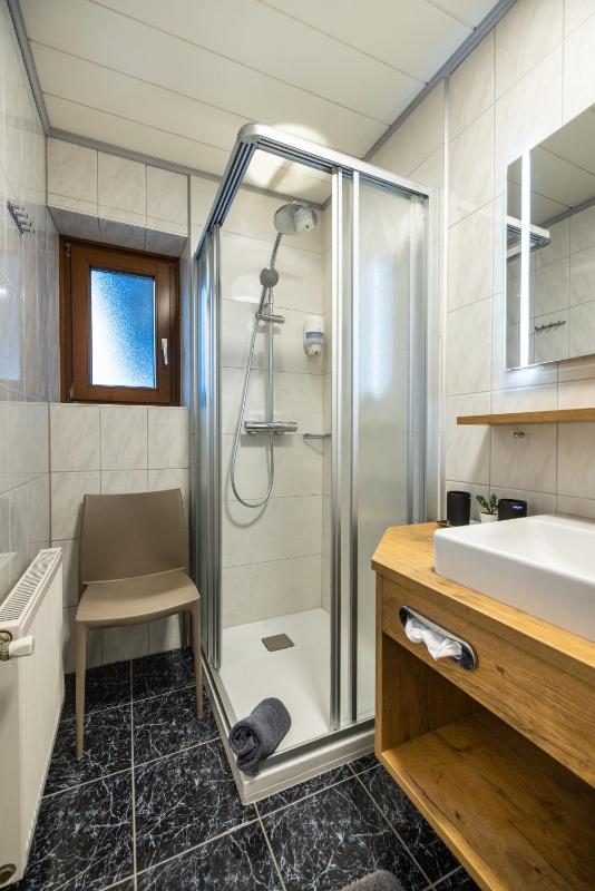 Four-Bedroom Apartment with Balcony  image 4