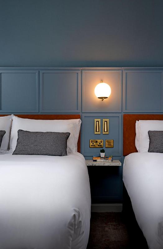Superior Twin Room image 3