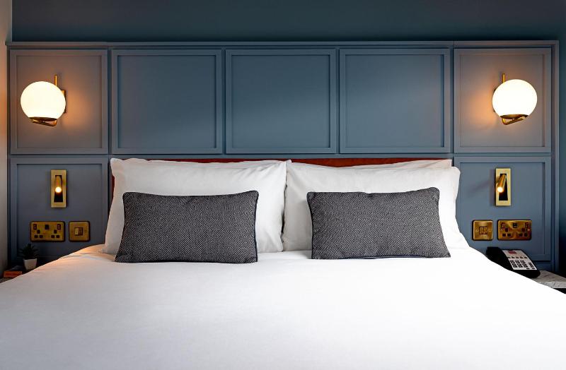Standard Twin Room image 3