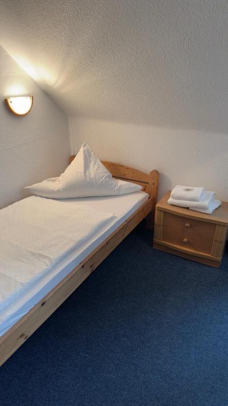 Single Room with Shared Shower and Toilet image 1