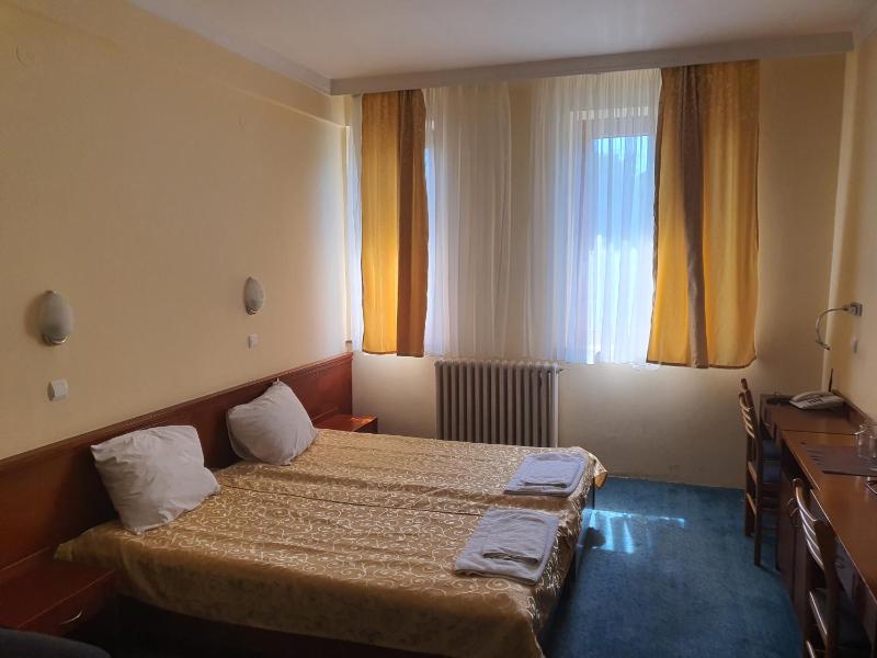 Twin Room with Extra Bed image 2