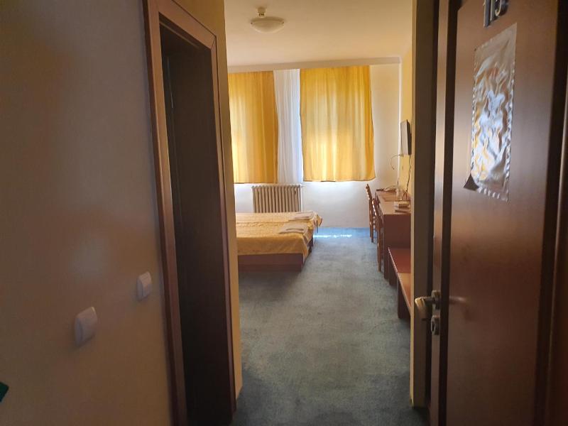 Twin Room with Extra Bed image 3