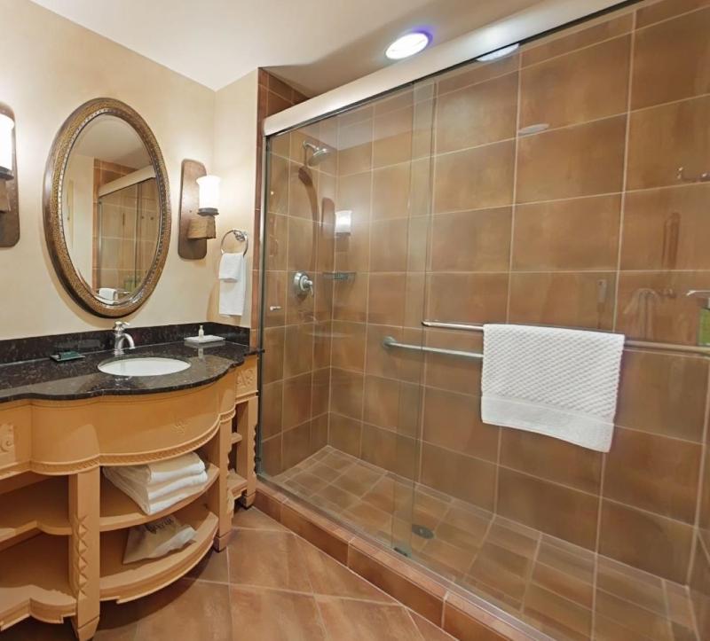King Room image 3