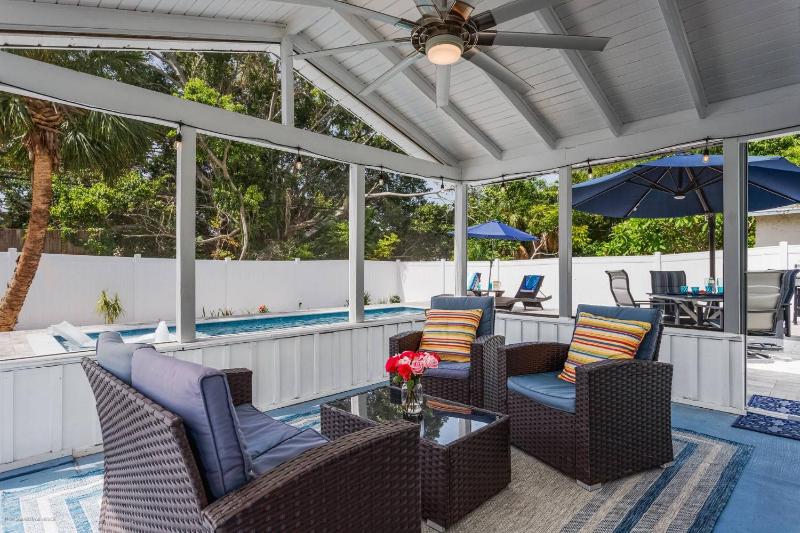 Mova Poolside Escape - image 8
