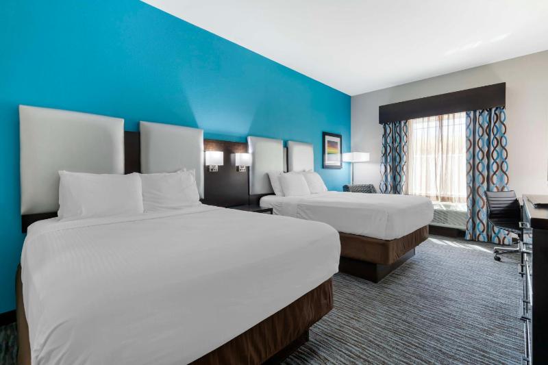 Queen Room with Two Queen Beds - Non-Smoking image 4
