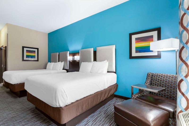 Queen Room with Two Queen Beds - Non-Smoking image 1