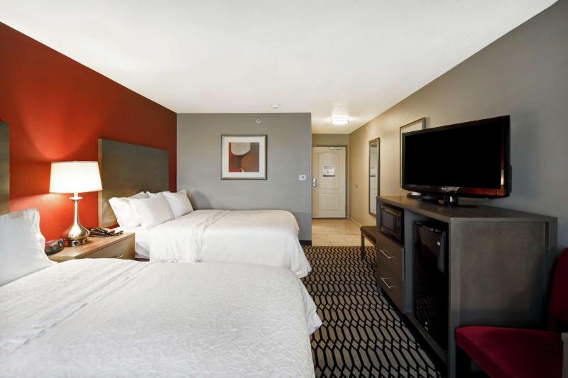 Queen Room with Two Queen Beds - Mobility and Hearing Access/Non-Smoking image 4