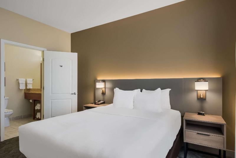 Queen Suite - Non-Smoking image 3