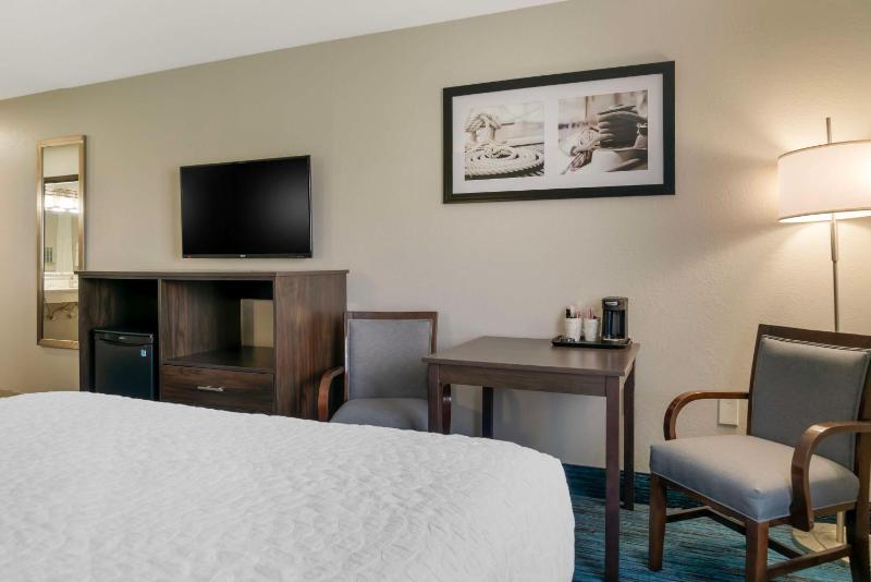 Queen Room with Two Queen Beds image 3