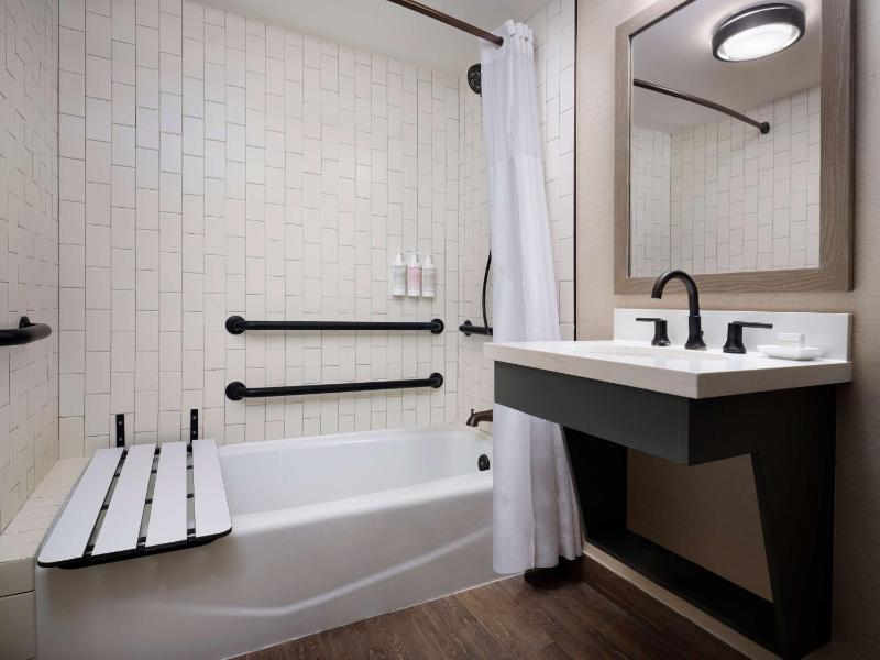 King Room with Bath Tub - Mobility and Hearing Access/Non-Smoking image 3