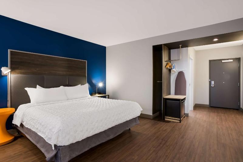 King Room with Bath Tub - Mobility and Hearing Access image 1
