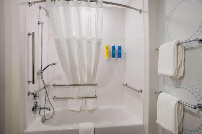 King Room with Bath Tub - Mobility and Hearing Access image 3