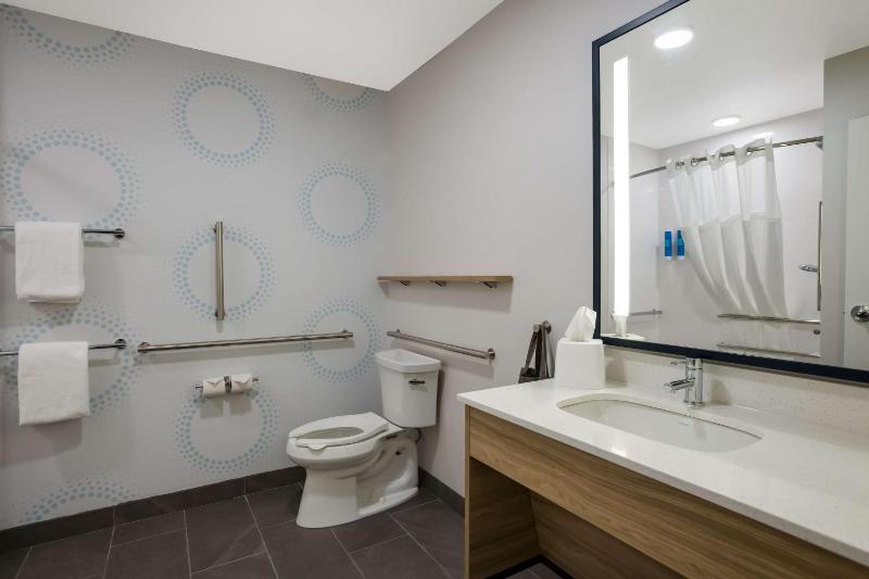 King Room with Bath Tub - Mobility and Hearing Access image 2