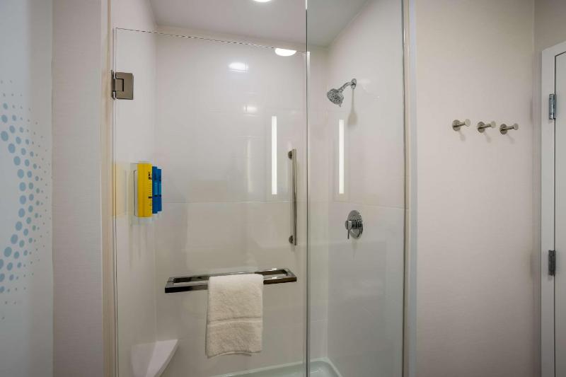 King Room with Walk-In Shower image 3