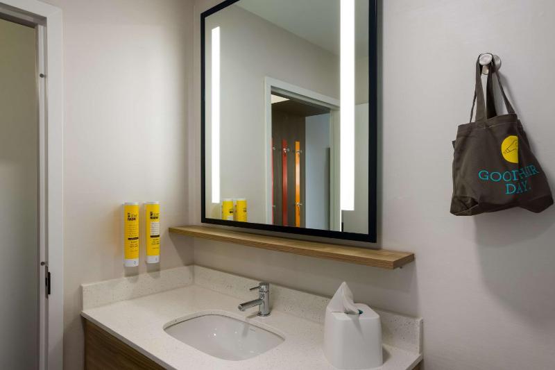 King Room with Walk-In Shower image 2