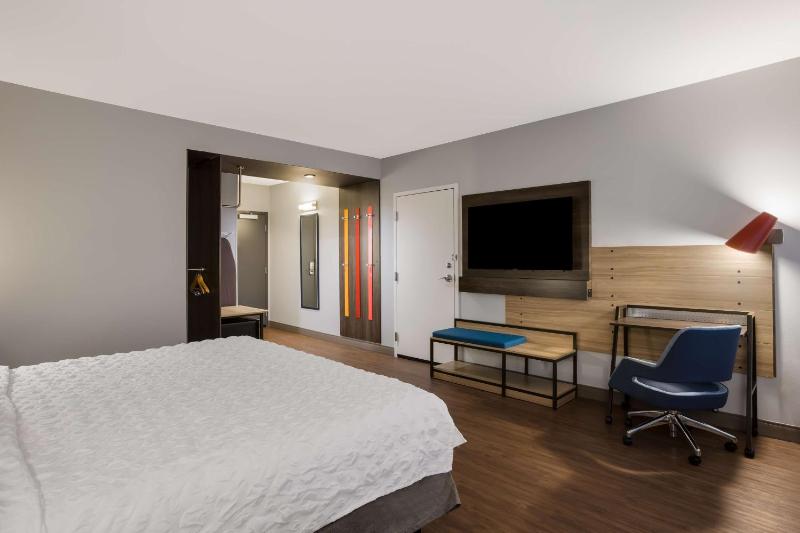 King Room with Bath Tub - Mobility and Hearing Access image 4