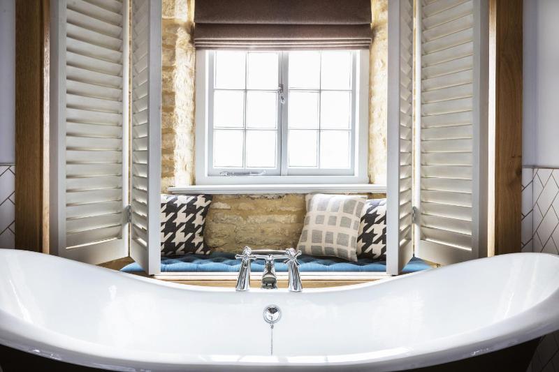 Deluxe Double or Twin Room image 2